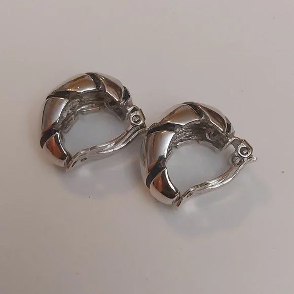 Vintage High Quality Segmented Silver Tone Huggie Clip On Earrings - Picture 4 of 6